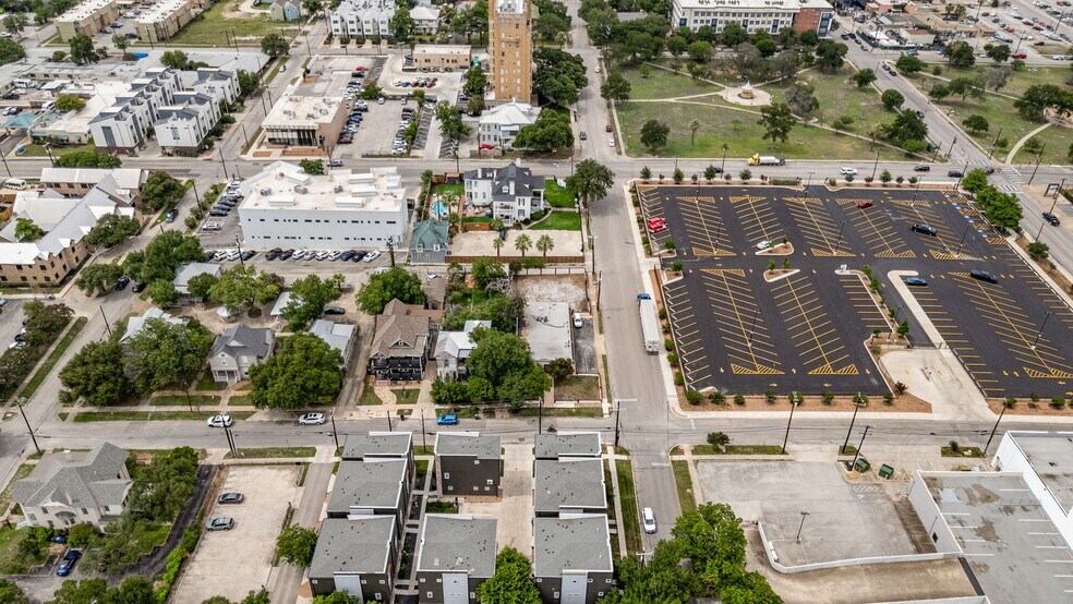 More Photos Of 201 W Poplar St, San Antonio Medical For Sale