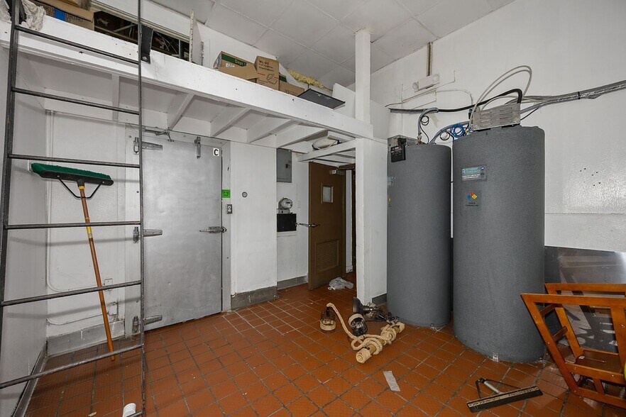 More Photos Of 11340 Princeton Pike, Cincinnati Restaurant For Lease