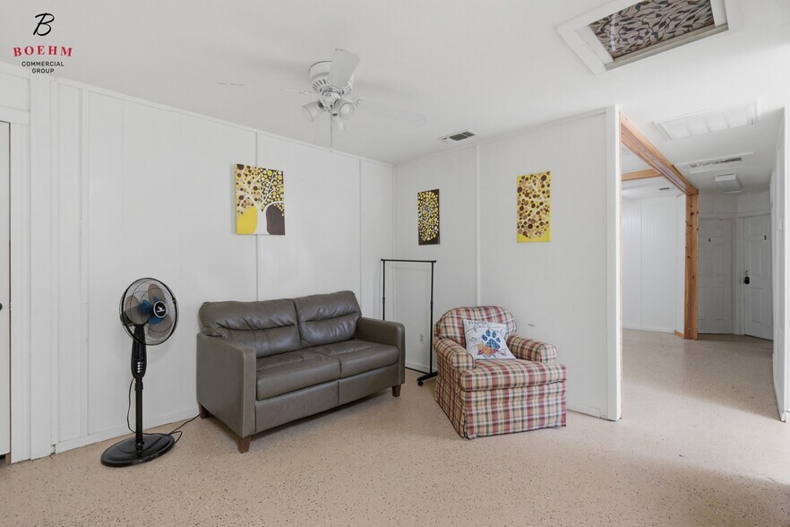 More Photos Of 185 Mitchell Dr, Spring Branch Warehouse For Sale