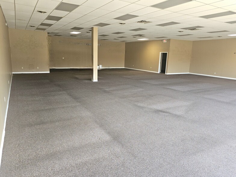 More Photos Of 12401 Shelbyville Rd, Louisville Freestanding For Lease