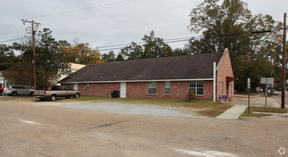 Primary Photo Of 300 E Pine St, Ponchatoula Office For Sale