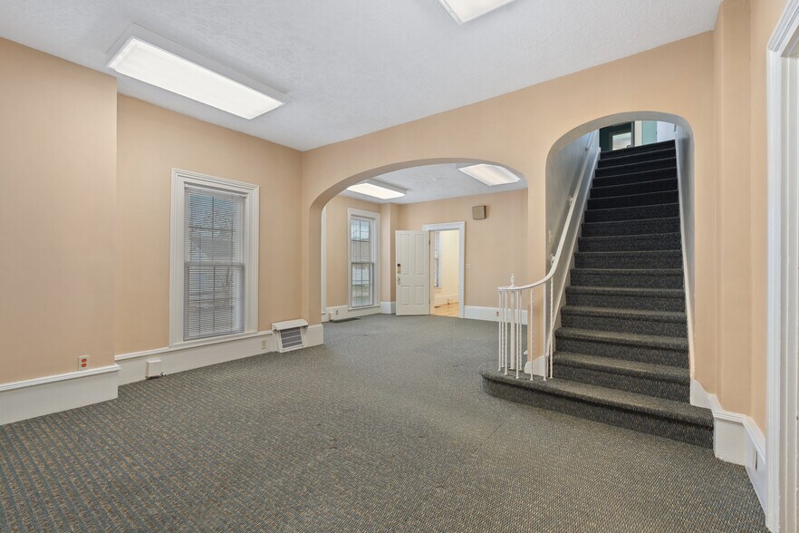 More Photos Of 1015 E Center St, Warsaw Office For Sale