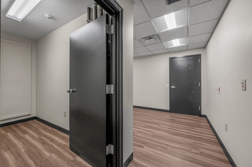 More Photos Of 250 Crossfield Dr, Versailles Light Manufacturing For Lease