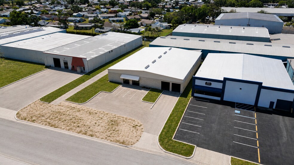 More Photos Of 4612 107th Cir N, Clearwater Manufacturing For Lease