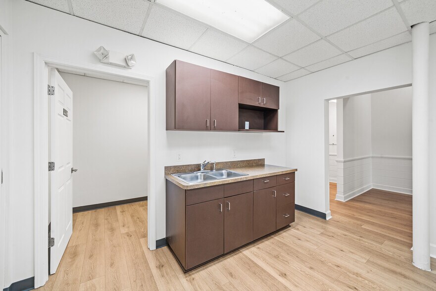 More Photos Of 34 S Court Sq, Newnan Office For Lease