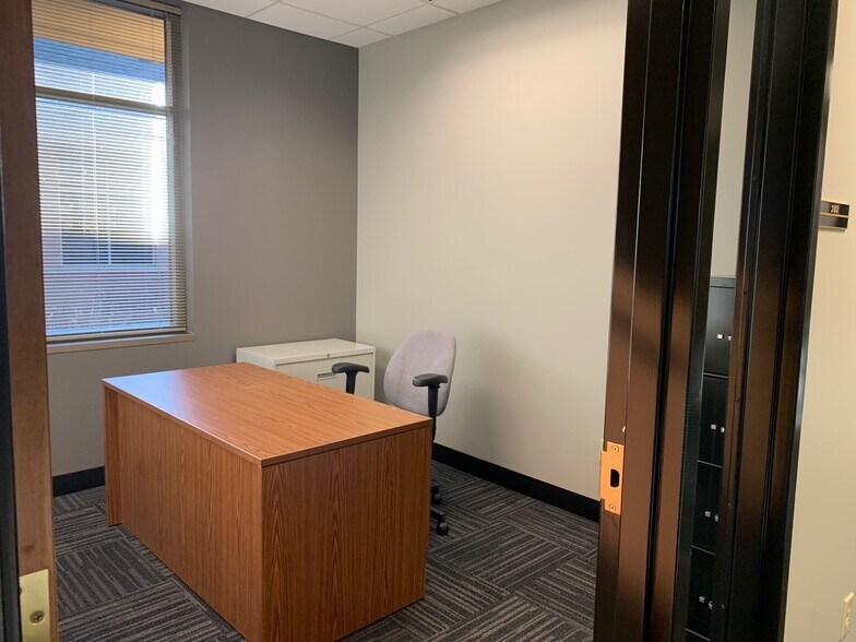 More Photos Of 5505 Cottonwood Ln, Prior Lake Office For Sale