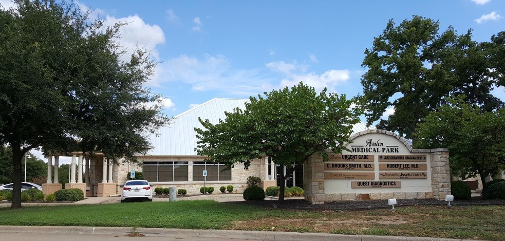 Primary Photo Of 805 Hill Blvd, Granbury Medical For Sale