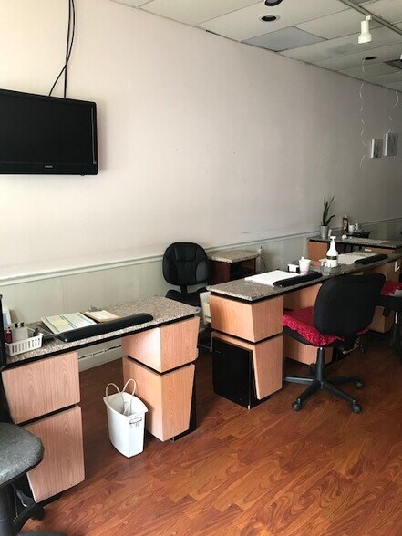 More Photos Of 1163-1179 Park Ave, Libertyville General Retail For Lease