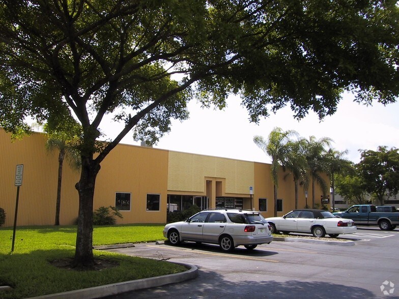 More Photos Of 410-442 S Military Trl, Deerfield Beach Warehouse For Lease