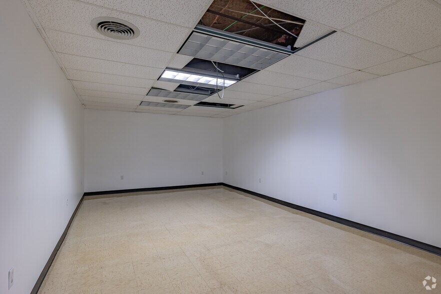 More Photos Of 20 Willow Springs Cir, York Warehouse For Lease