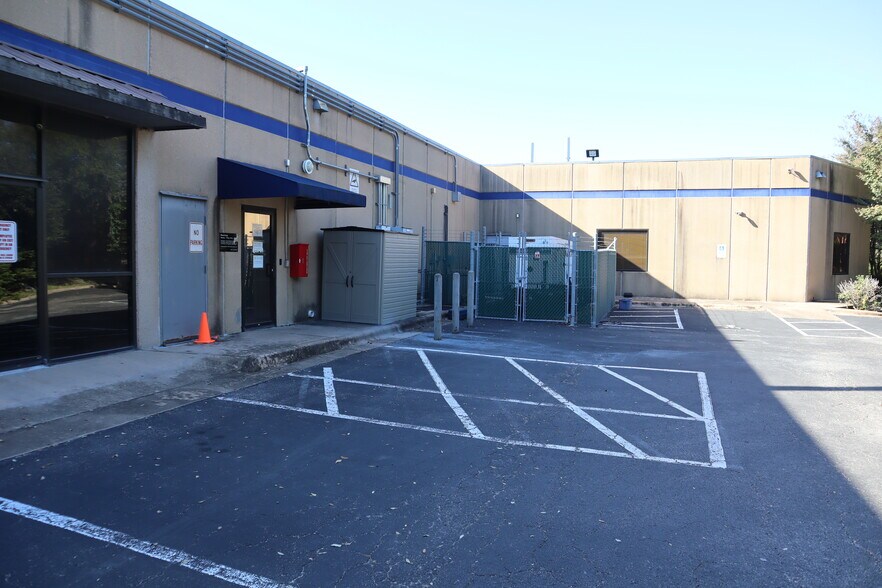 More Photos Of 8609 Cross Park Dr, Austin Office For Lease