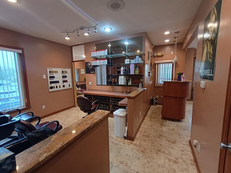 More Photos Of 25 Hamilton St, Saugus Storefront Retail Residential For Lease