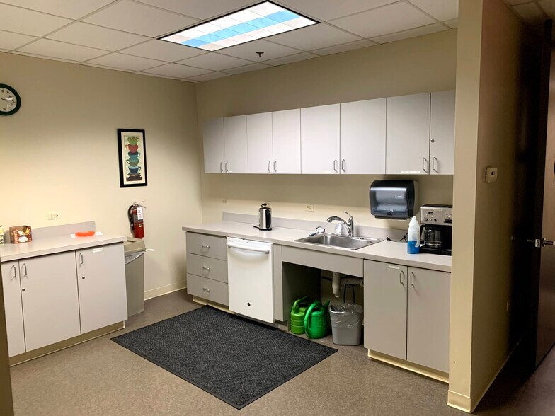 More Photos Of 6200-6250 Capitol Dr, Wheeling Flex For Lease