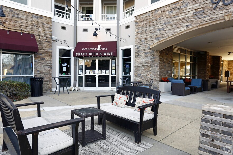 More Photos Of 900 E Six Forks Rd, Raleigh Apartments For Lease