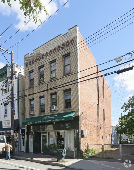 Primary Photo Of 90 Main St, Mineola Storefront Retail Residential For Lease