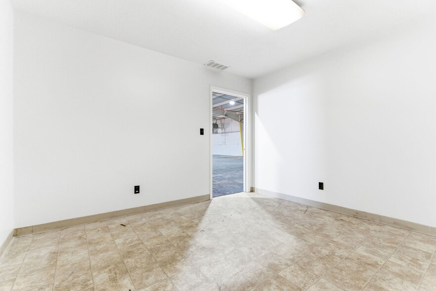 More Photos Of 473 Roberts Ave, Louisville Warehouse For Sale