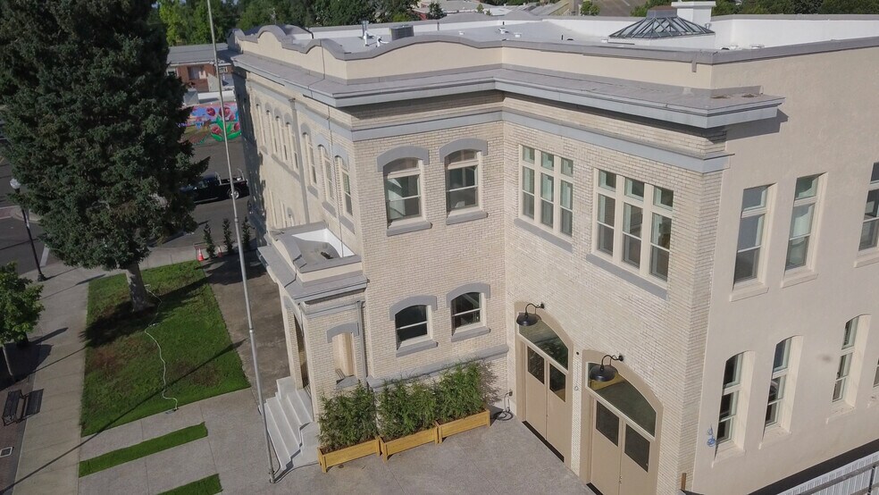 More Photos Of 550 N 1st St, Woodburn Office For Sale