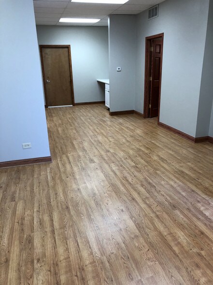 More Photos Of 1500-1534 E Algonquin Rd, Arlington Heights Warehouse For Lease