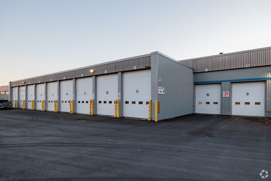 More Photos Of 3000 Aut Transcanadienne, Pointe-claire Distribution For Lease