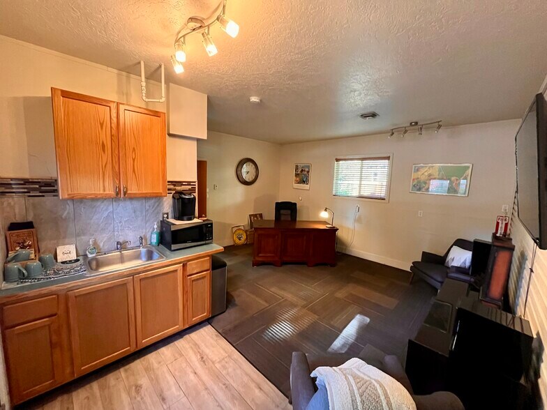 More Photos Of 921 E Prospect Rd, Fort Collins Flex For Sale