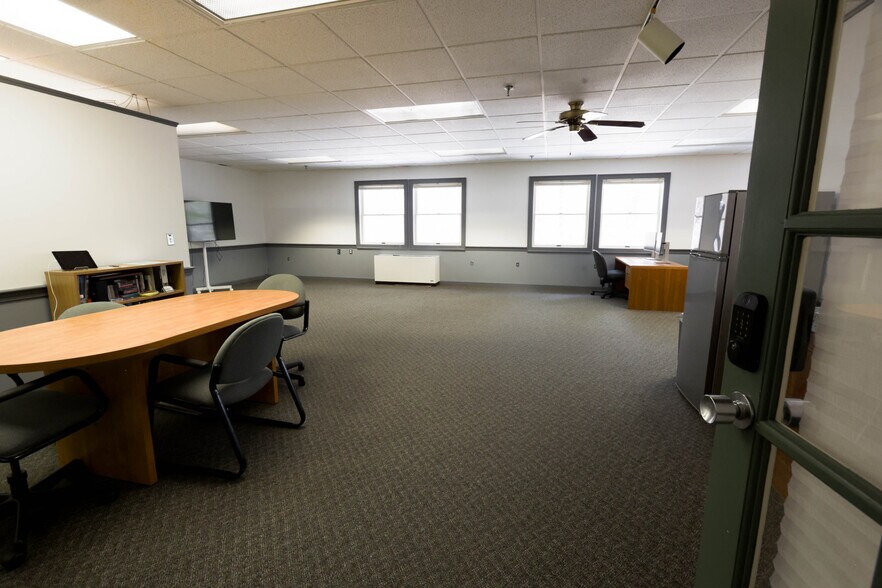 More Photos Of 276 Newport Rd, New London Storefront Retail Office For Sale