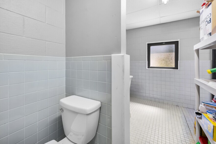 More Photos Of 300 Riverside Ave, Bristol Manufacturing For Sale