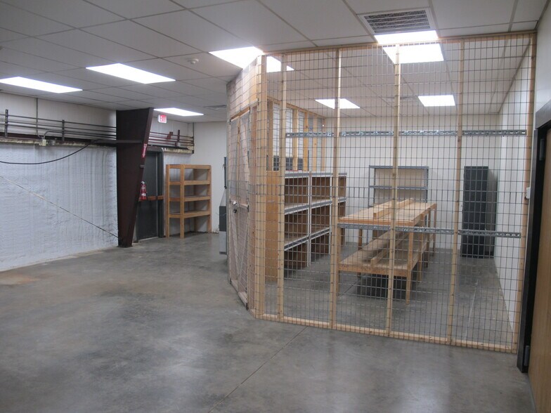 More Photos Of 1411 W Phelps St, Springfield Service For Lease