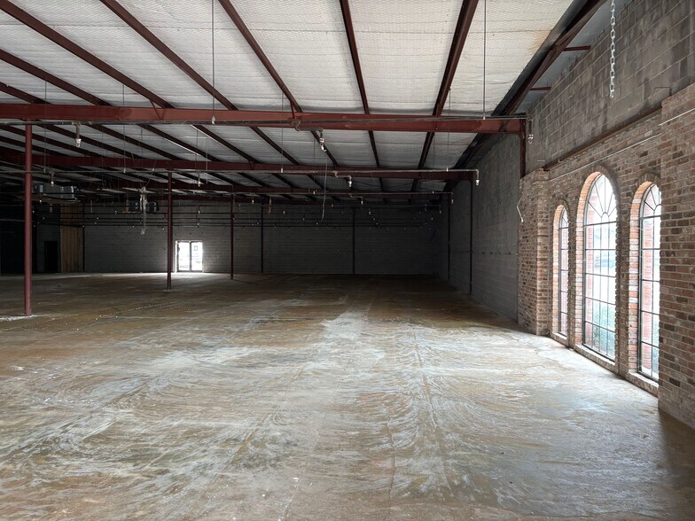 More Photos Of 201 N Pacific St, Conroe Freestanding For Lease