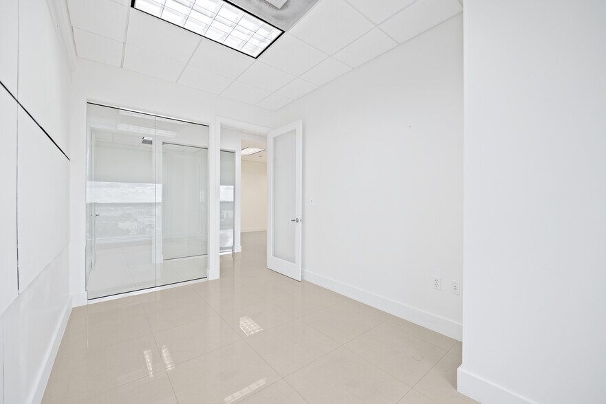 More Photos Of 175 SW 7th St, Miami Medical For Sale