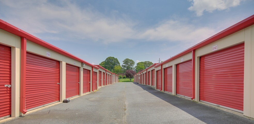 More Photos Of 1825 N Fayetteville St, Asheboro Self Storage For Sale