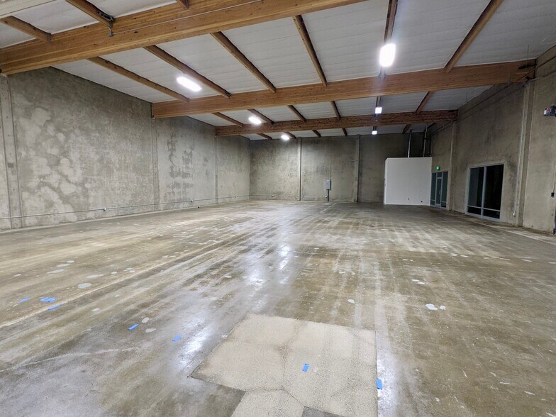 More Photos Of 18320-18330 Oxnard St, Tarzana Warehouse For Lease