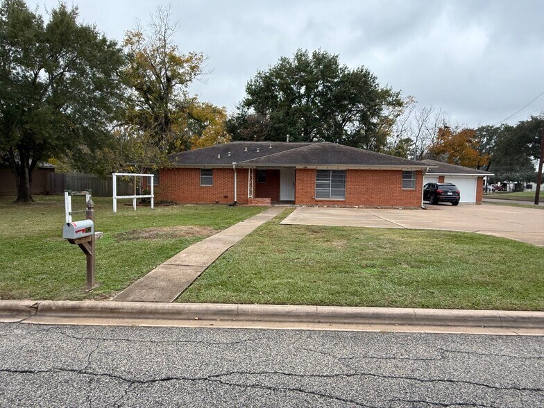 More Photos Of 1933 East Ave, Katy Office For Lease
