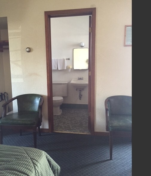 More Photos Of 100 Silver St, Hurley Hotel For Sale