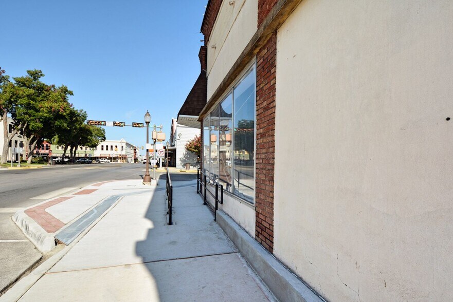 More Photos Of 200 E Court St, Seguin General Retail For Sale