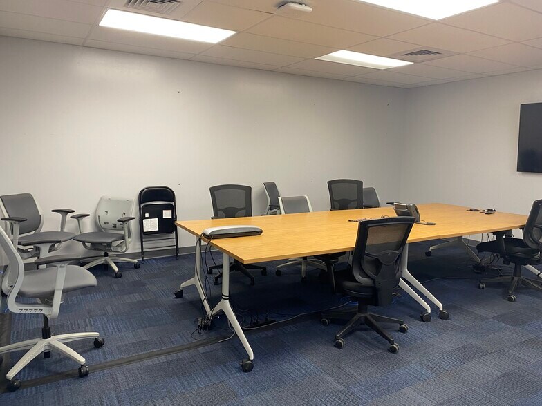 More Photos Of 99-1056 Iwaena St, Aiea Warehouse For Lease
