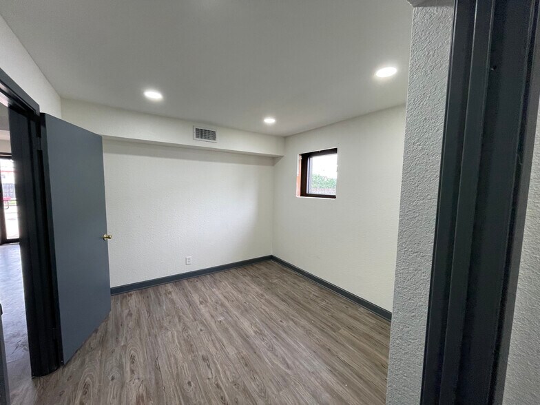 More Photos Of 2563 NE 33rd St, Fort Worth Service For Lease