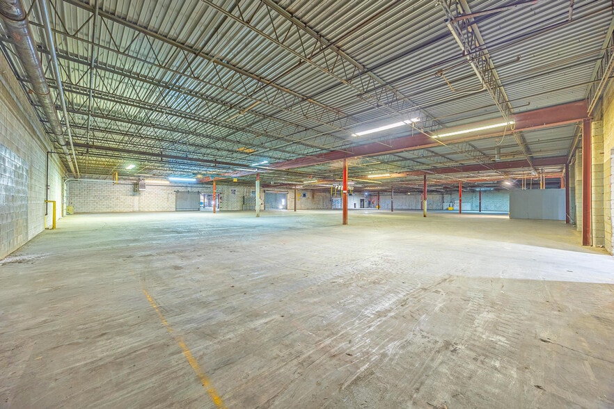 More Photos Of 213 W 1st St, Huntingburg Warehouse For Lease