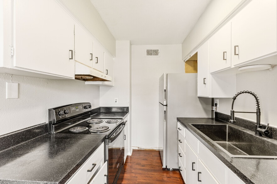 More Photos Of 1500 E Beverly Dr, Corsicana Apartments For Sale