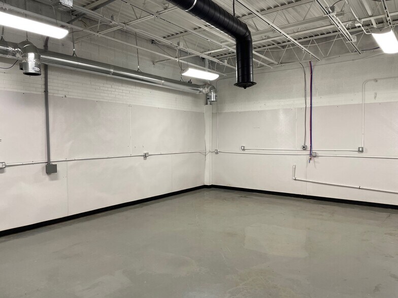 More Photos Of 3930-3940 Holly St, Denver Warehouse For Lease