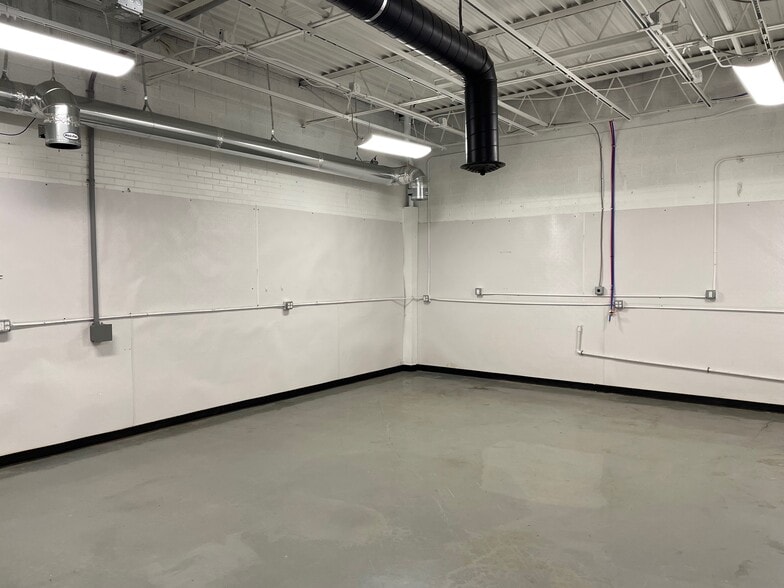More Photos Of 3930-3940 Holly St, Denver Warehouse For Sale