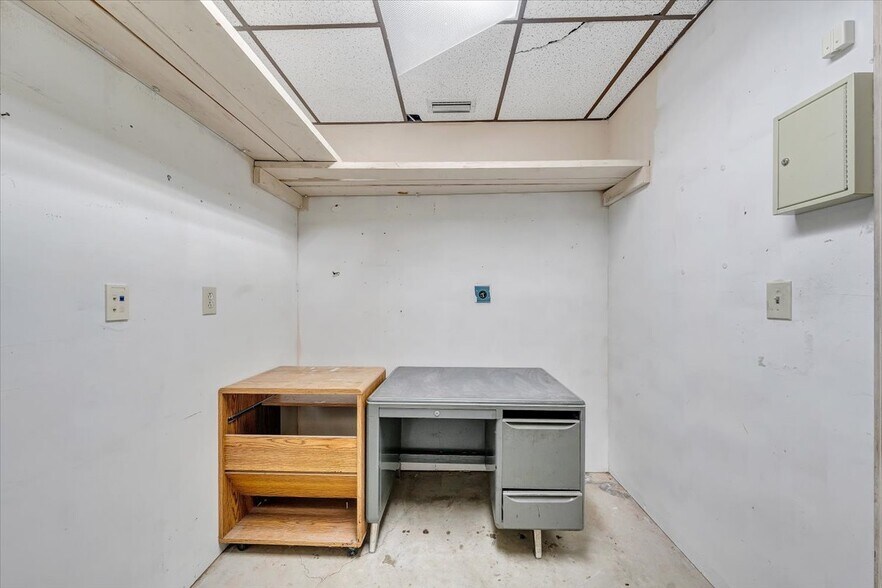 More Photos Of 1000 Electric Rd, Salem Convenience Store For Sale