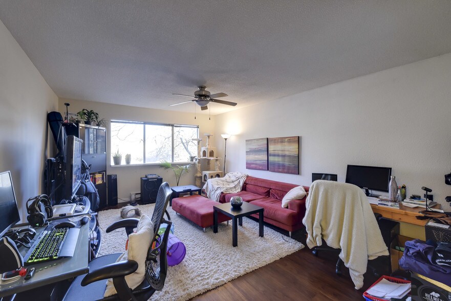 More Photos Of 9103 Glover Rd, Langley Storefront Retail Residential For Lease