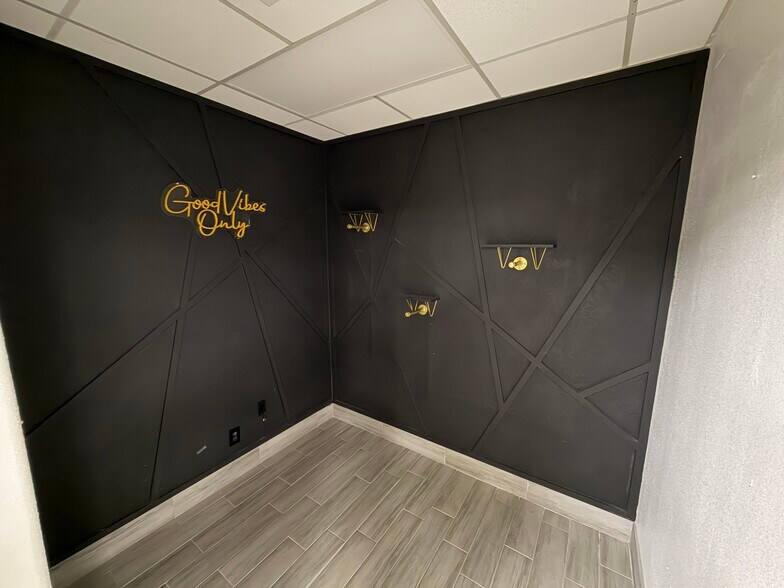 More Photos Of 505 W Hwy 90, Castroville Service Station For Lease