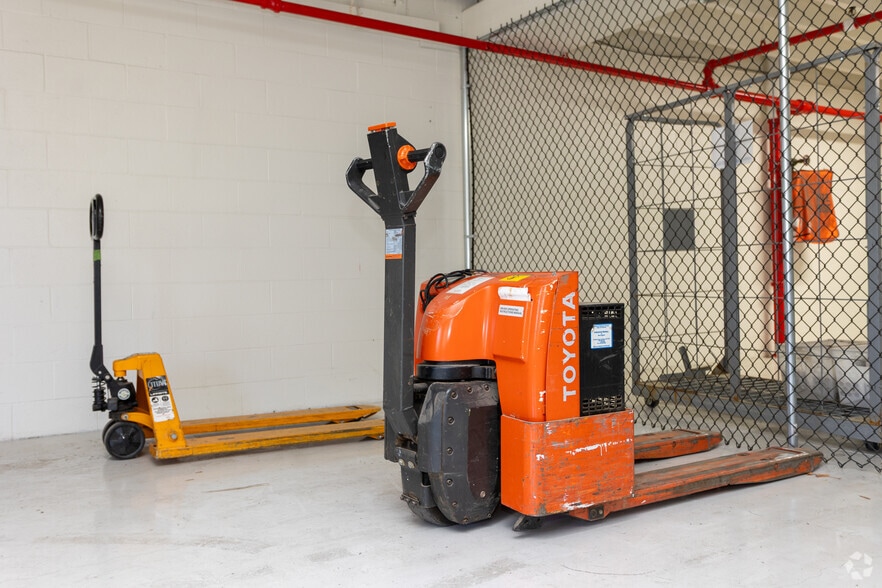 More Photos Of 414 N Meriah St, Landis Warehouse For Lease