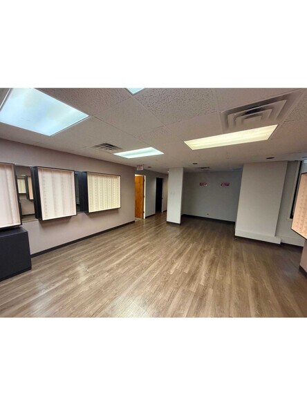 More Photos Of 111 N Wabash Ave, Chicago Office For Sale