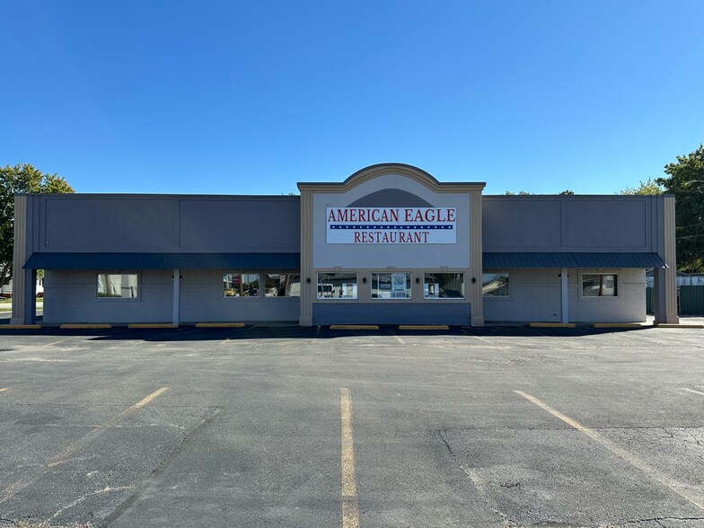 More Photos Of 102 E Park St, Taylorville Freestanding For Sale