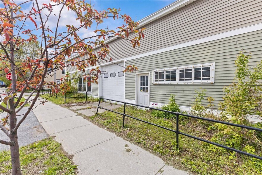 More Photos Of 21 Bright St, Burlington Freestanding For Sale