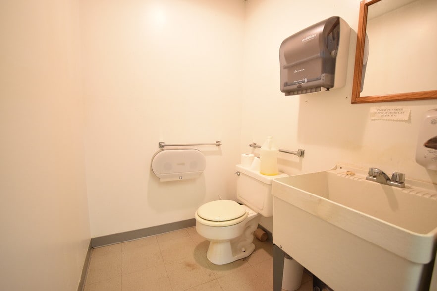 More Photos Of 2 N Greenwood Ave, Ware Shoals Freestanding For Sale