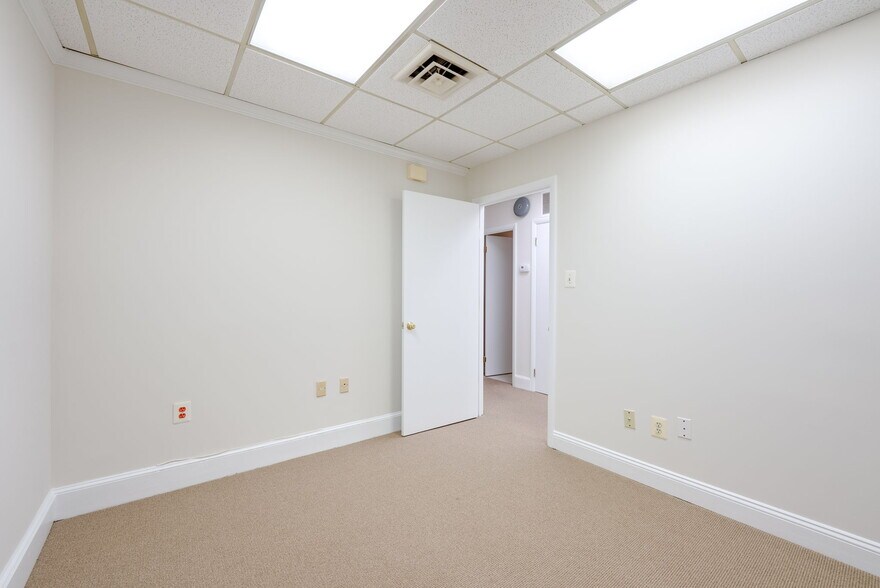 More Photos Of 8303 Arlington Blvd, Fairfax Medical For Sale