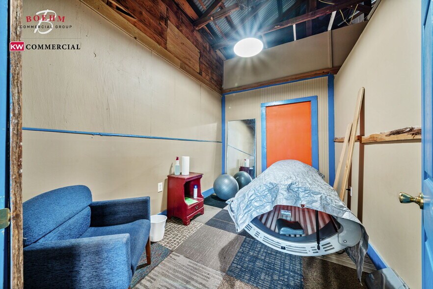 More Photos Of 23699-23737 W US Highway 290, Harper Storefront For Sale